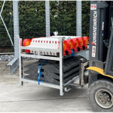 Storage and transport pallet for #10 traffic panels, for base plates and traffic panel lights