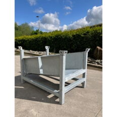 Storage and transport pallet#for twine poles and varrier tape holder